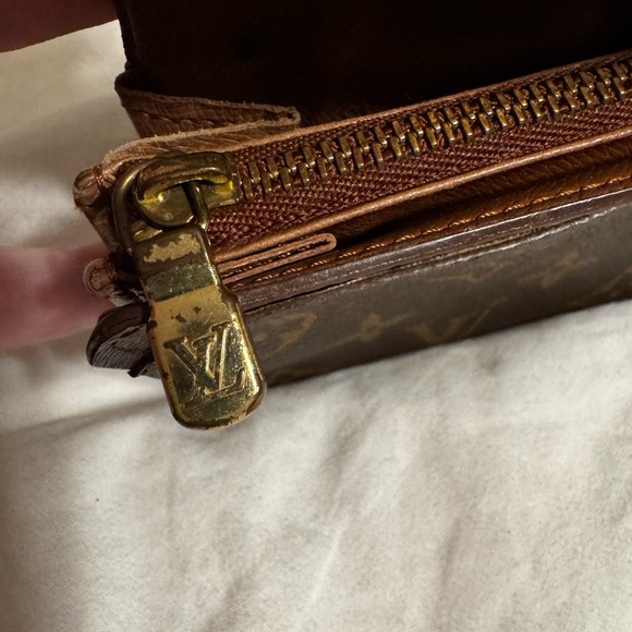 Authentic Vintage Louis Vuitton Sarah Monogram Wallet - Picture 5 of 12